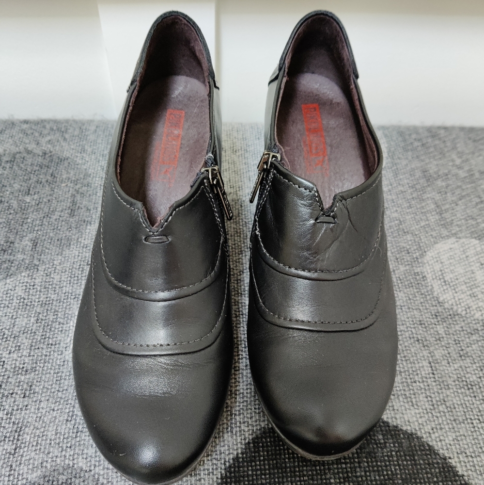 Pikolinos Leather Closed Toe MaryJane Shoes - 38